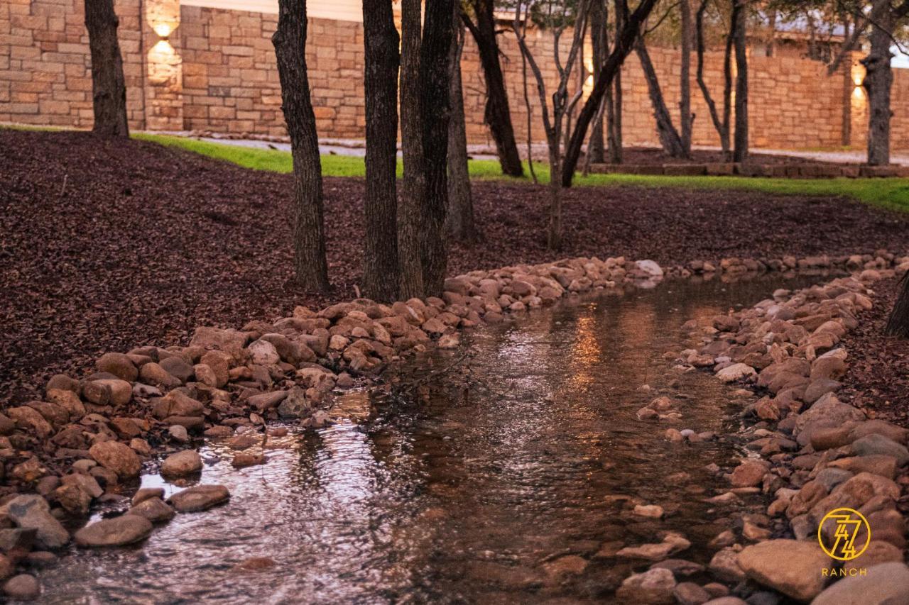 7744 Ranch Glamping Resort Austin Exterior foto